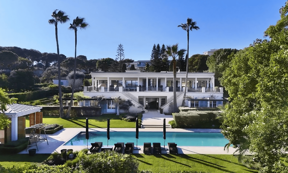 Villa Hotel La Salis in Antibes, French Riviera, France – library lounge with built-in bookshelves and classic furnishings