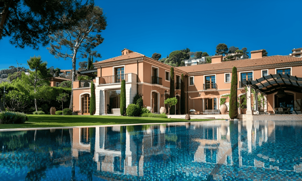 Elegant coastal villa exterior in Saint‑Jean‑Cap‑Ferrat