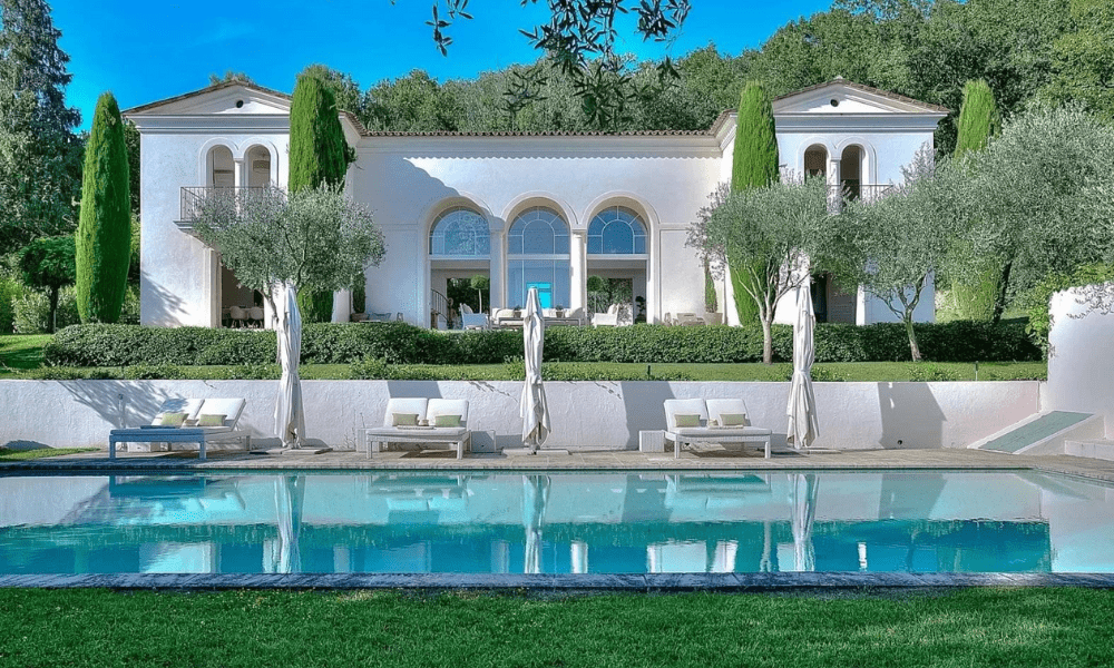 Elegant villa exterior in Valbonne–Châteauneuf‑Grasse with landscaped gardens
